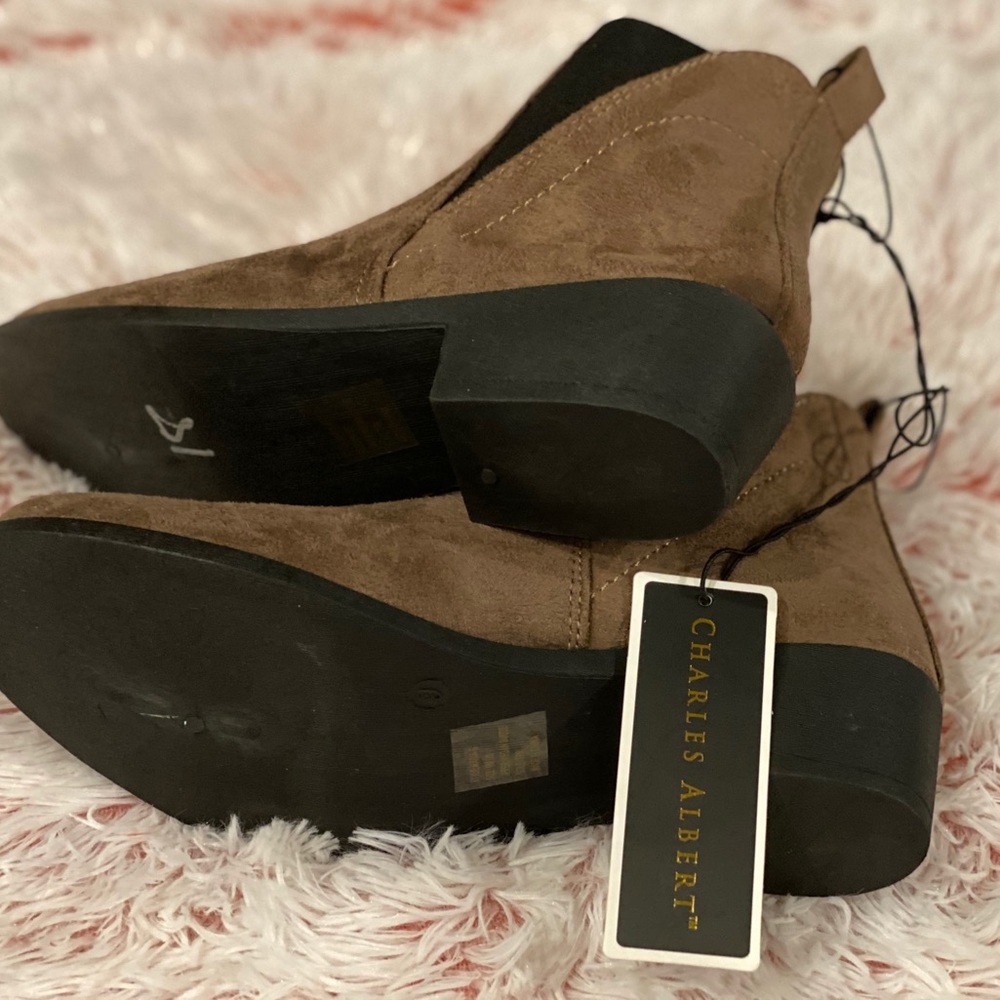 Beautiful pair of women suede boots. Size 9M - Picture 4 of 4